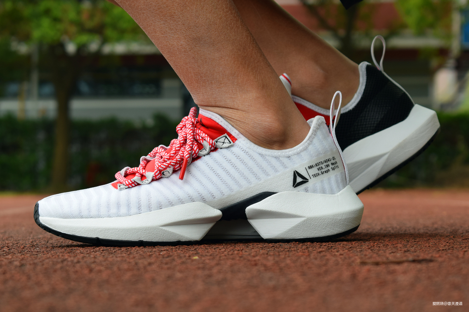 跑鞋潮鞋之间的无缝切换——Reebok Sole Fury跑鞋