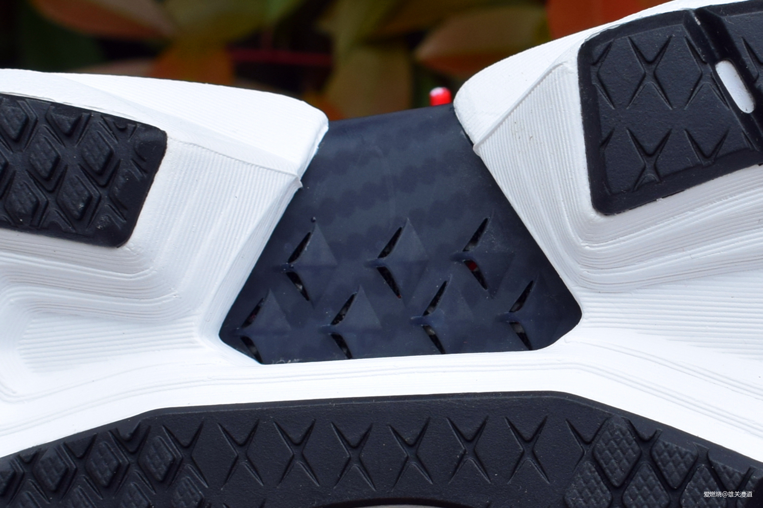 跑鞋潮鞋之间的无缝切换——Reebok Sole Fury跑鞋