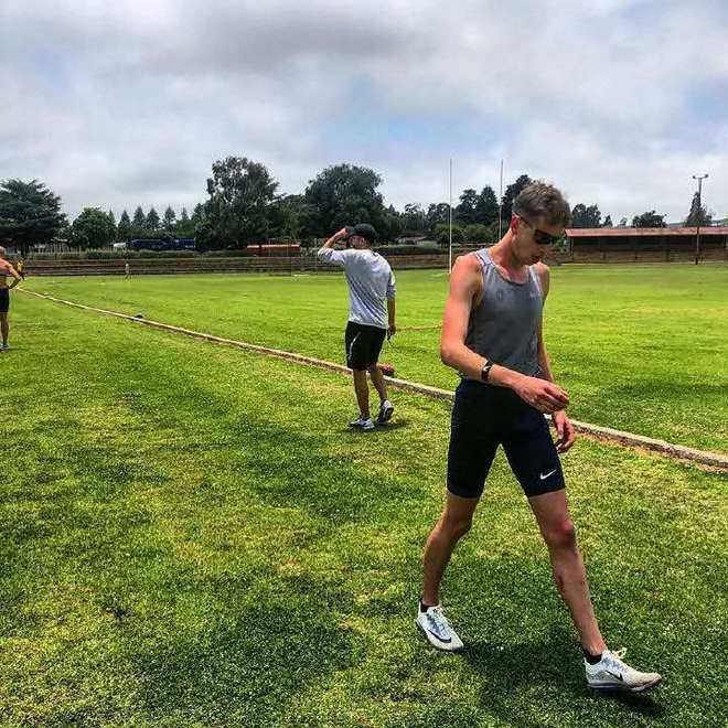 你跑步时左右协调吗？