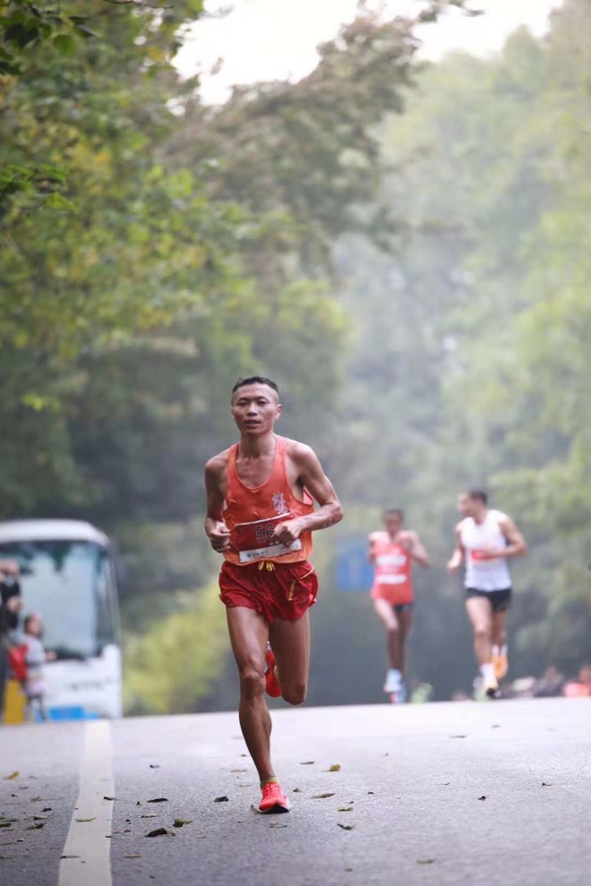 岑万江：修理工出身的“50公里超马中国一哥”