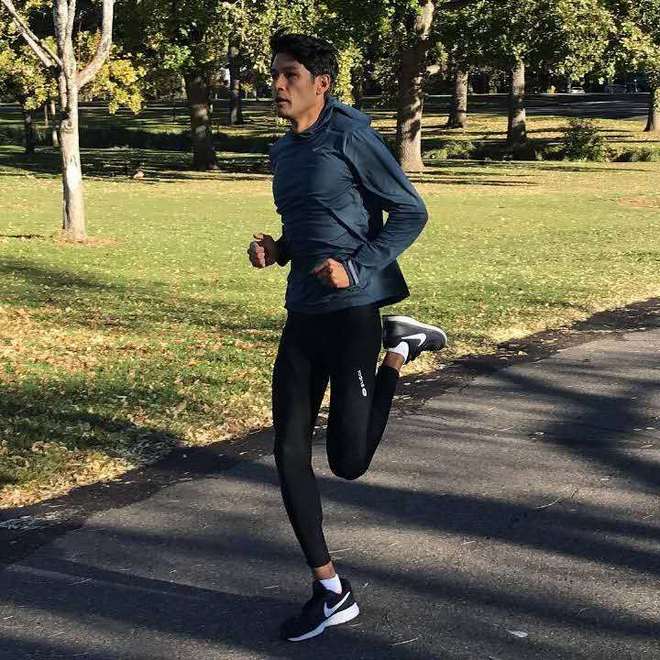 你跑步时左右协调吗？