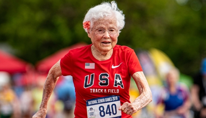 杨超越加入安德玛大家庭 | 跑圈十件事