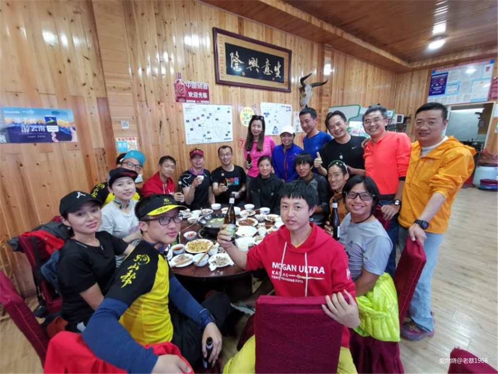 红衣穿越200里，依杖轻歌梅里行 高龄跑渣渣梅里MEM101流水赛记