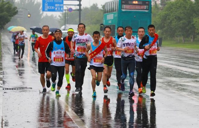 祝福祖国70华诞 | 风雨中，他们为谁而跑