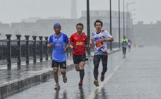 祝福祖国70华诞 | 风雨中，他们为谁而跑