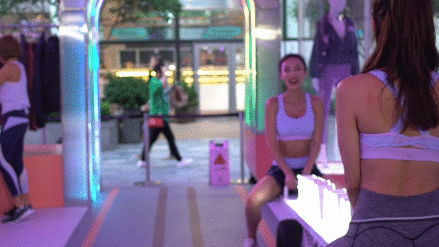 设计师运动服品牌 MAIA ACTIVE与纽约灯光艺术家James Clar共同演绎霓光运动美学