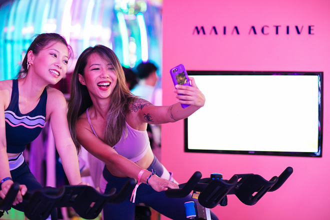 设计师运动服品牌 MAIA ACTIVE与纽约灯光艺术家James Clar共同演绎霓光运动美学