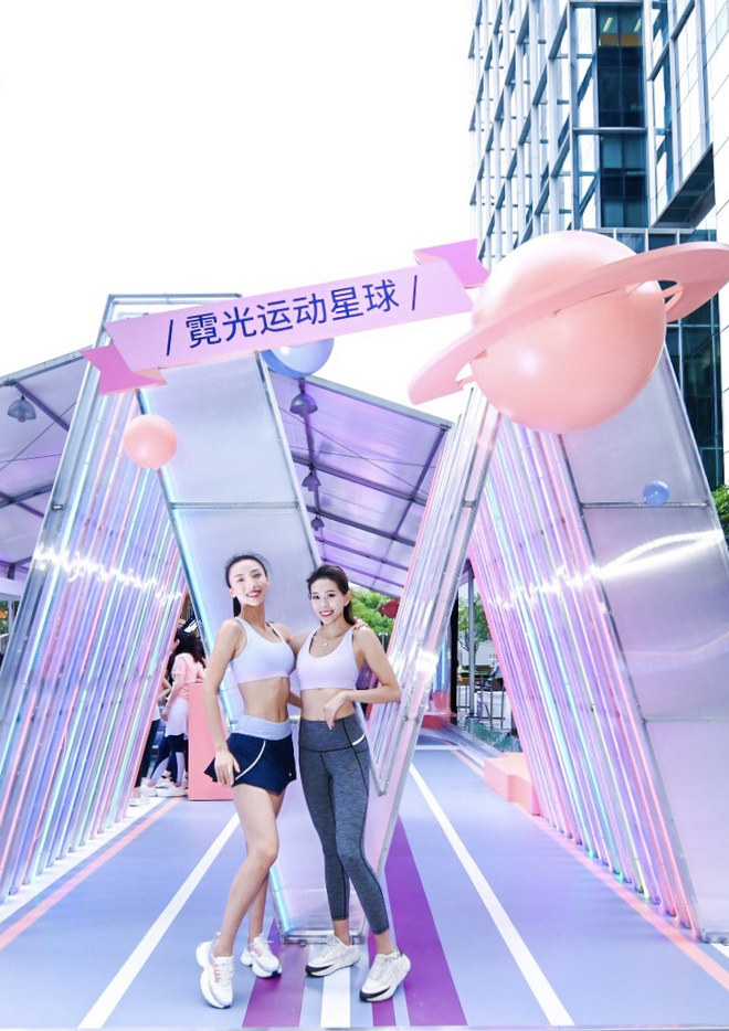 设计师运动服品牌 MAIA ACTIVE与纽约灯光艺术家James Clar共同演绎霓光运动美学