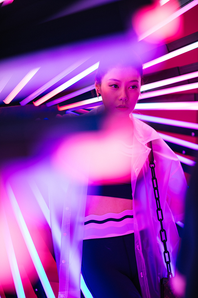 设计师运动服品牌 MAIA ACTIVE与纽约灯光艺术家James Clar共同演绎霓光运动美学