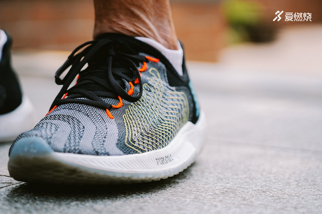 跑鞋 | 超级中底来袭 New Balance FuelCell Rebel评测