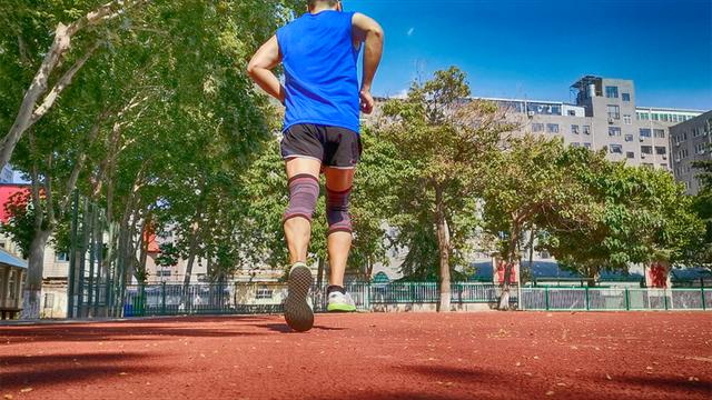 咕咚跑步精灵VS Garmin“绿豆芽”，谁更有资格做跑者的“贴身私教”？