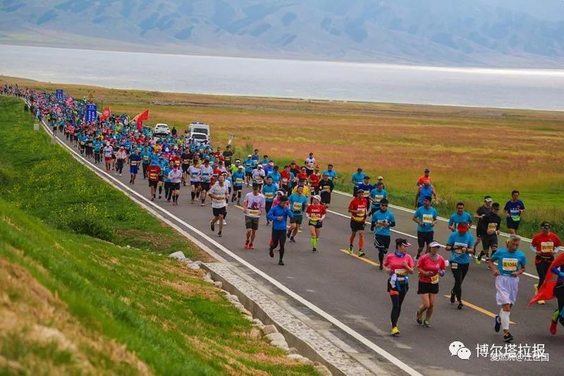 赛里木湖风光好  沿湖奔跑正当时
