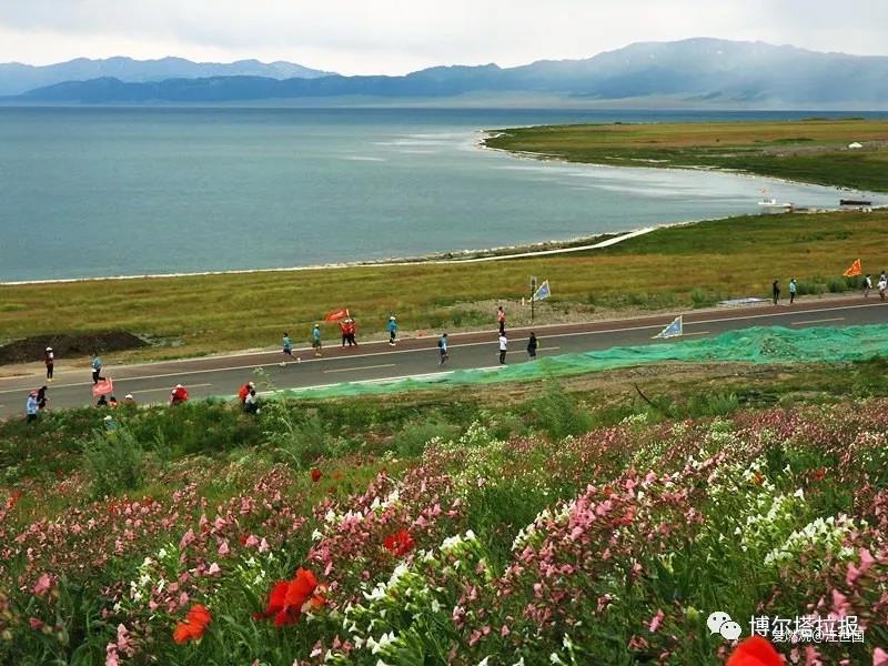 赛里木湖风光好  沿湖奔跑正当时