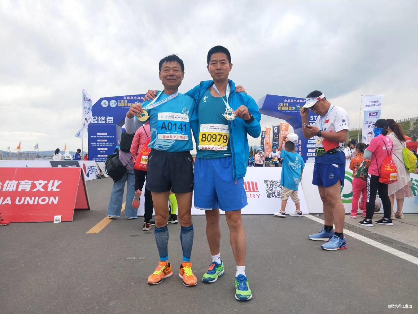 赛里木湖风光好  沿湖奔跑正当时