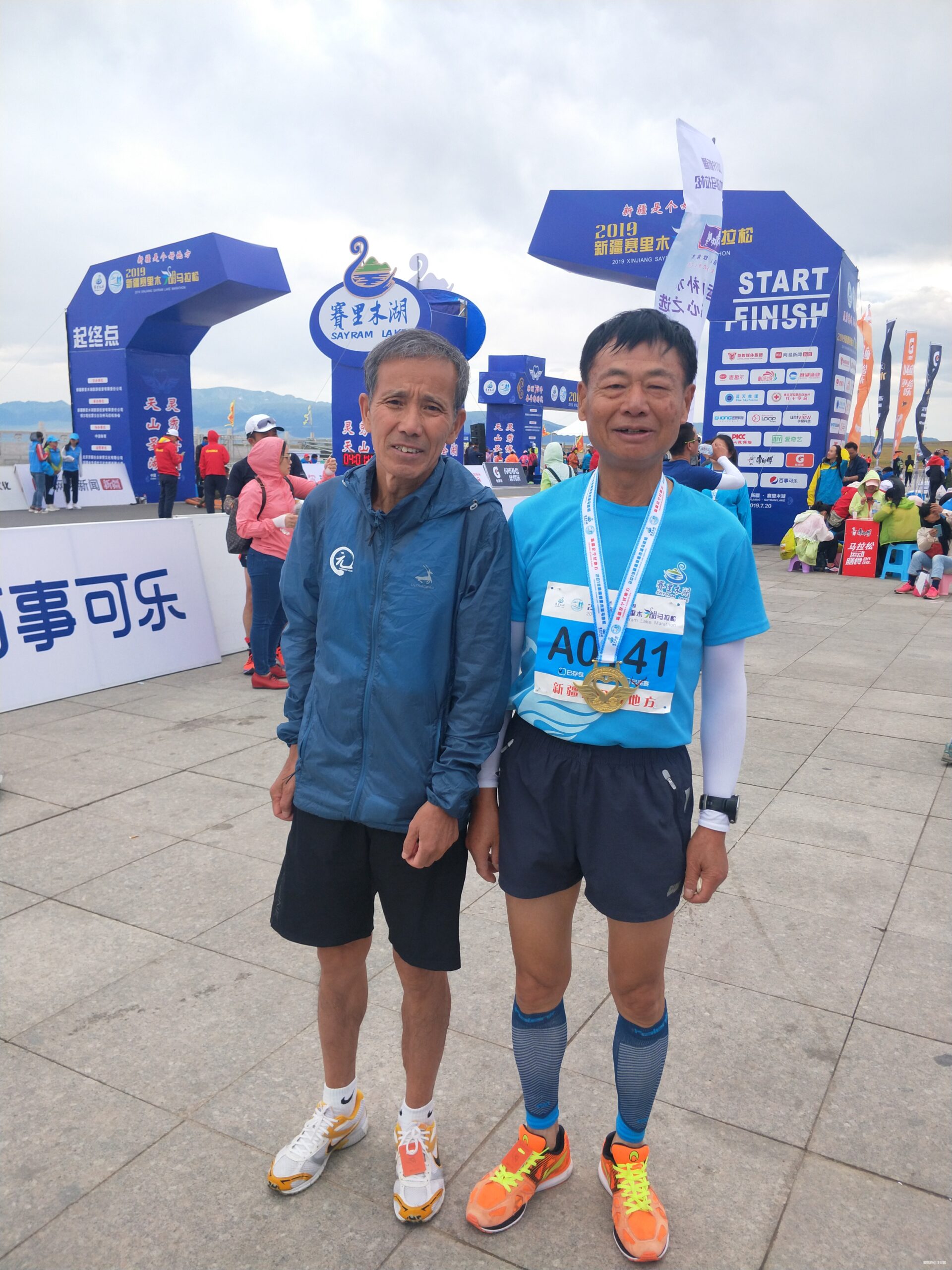 赛里木湖风光好  沿湖奔跑正当时