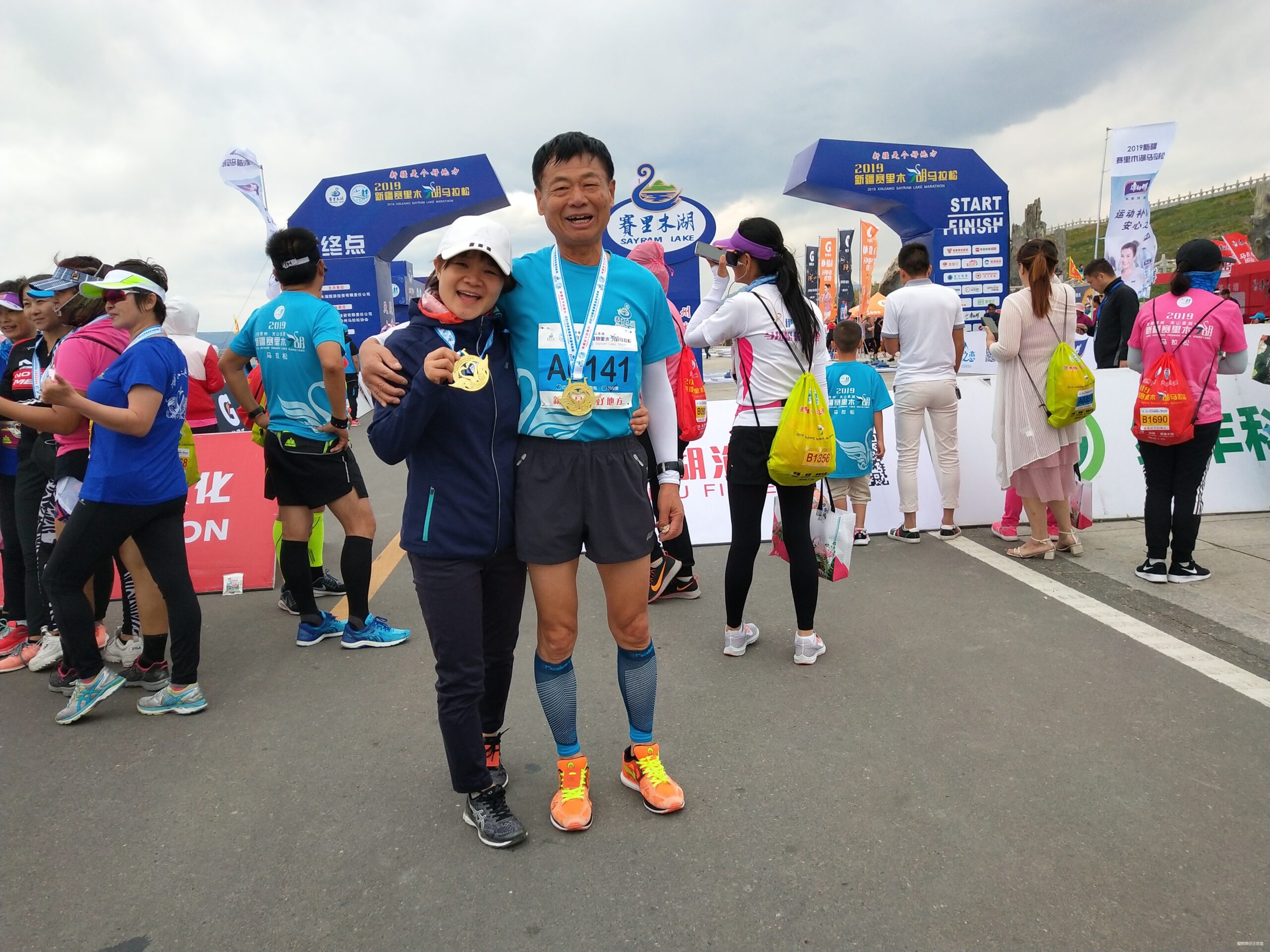 赛里木湖风光好  沿湖奔跑正当时