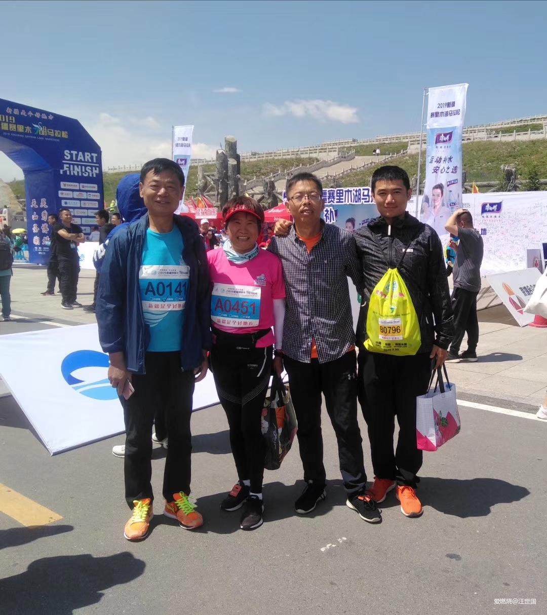 赛里木湖风光好  沿湖奔跑正当时