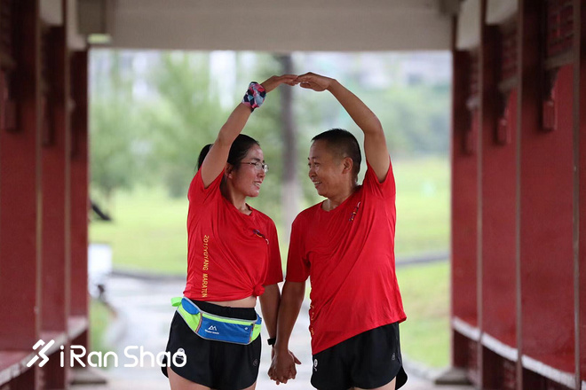 大型撒糖现场！他们跑着跑着遇见了爱情…