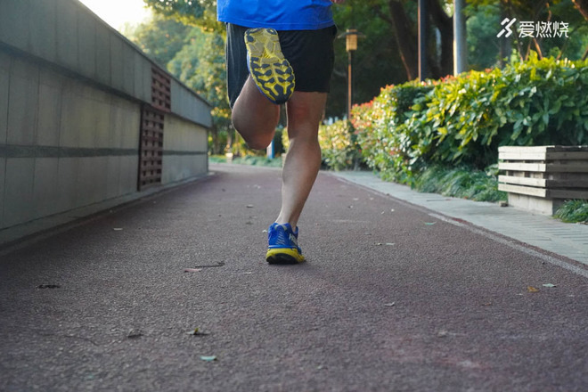 跑鞋 | 想体验踩弹簧感？超强缓震跑鞋 Clifton 6评测