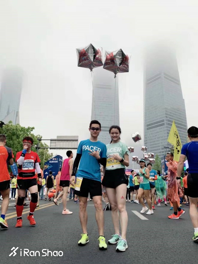 大型撒糖现场！他们跑着跑着遇见了爱情…