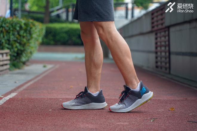 跑鞋 | 驱雷掣电 New Balance FuelCell Propel评测