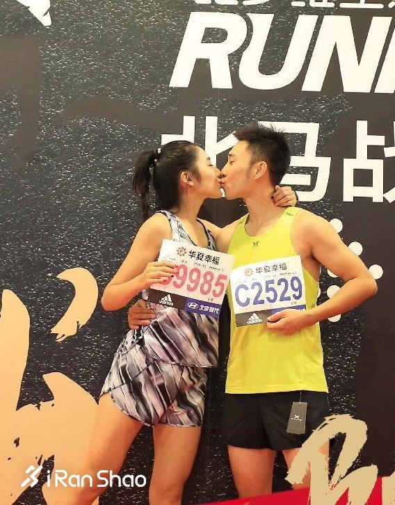 大型撒糖现场！他们跑着跑着遇见了爱情…