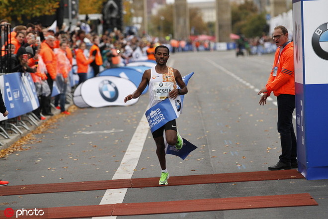多哈世锦赛现感人一幕 运动员互相搀扶完赛|跑圈十件事