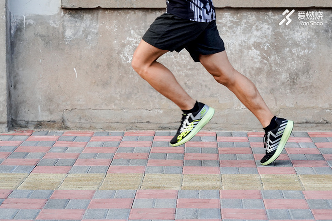 跑鞋 | 隐藏的尖峰时刻 Skechers GOrun Razor 3 Hyper