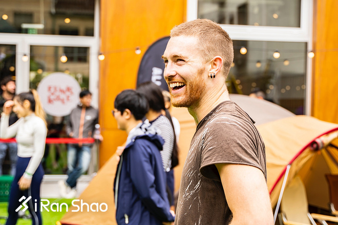 台风中的安高若运动市集