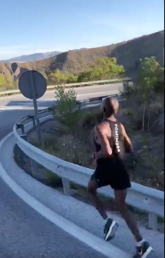 多哈世锦赛现感人一幕 运动员互相搀扶完赛|跑圈十件事