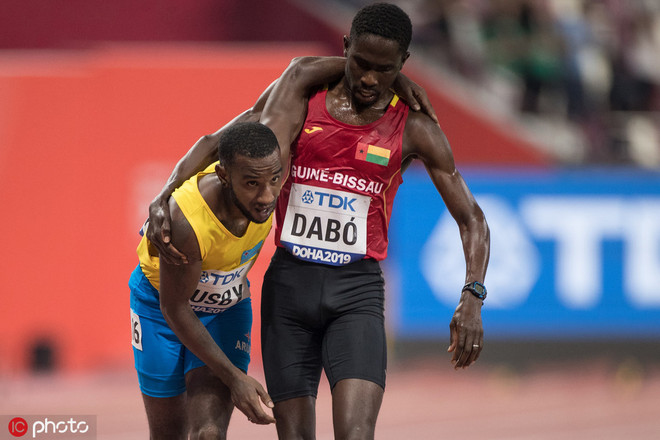 多哈世锦赛现感人一幕 运动员互相搀扶完赛|跑圈十件事