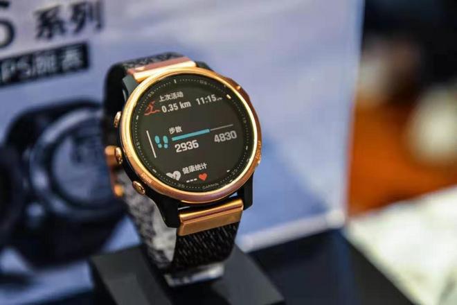 百英里12小时超马纪录双双告破 | 跑圈十件事