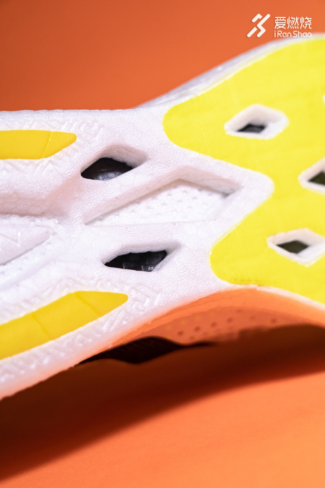 开箱 | 雷声大 步点更大 李宁䨻飞电竞速跑鞋