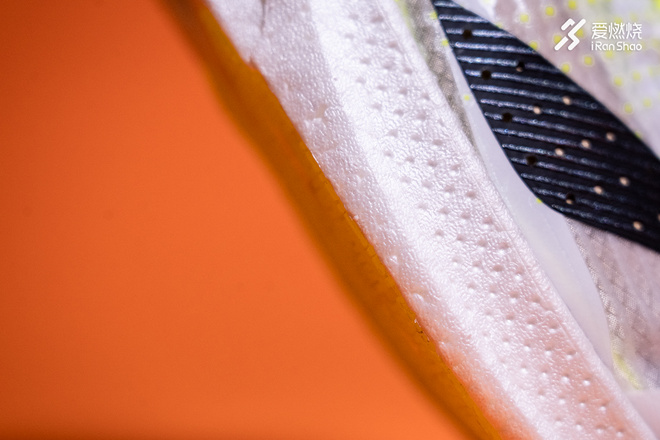 开箱 | 雷声大 步点更大 李宁䨻飞电竞速跑鞋