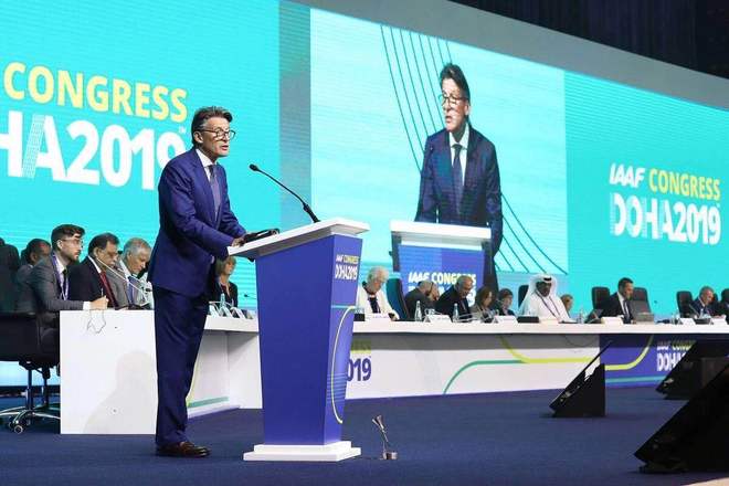 多哈世锦赛现感人一幕 运动员互相搀扶完赛|跑圈十件事