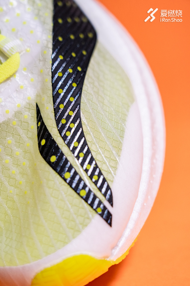 开箱 | 雷声大 步点更大 李宁䨻飞电竞速跑鞋