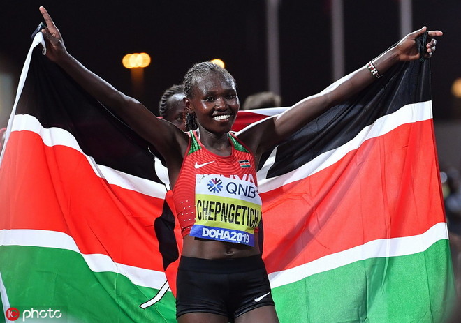 多哈世锦赛现感人一幕 运动员互相搀扶完赛|跑圈十件事