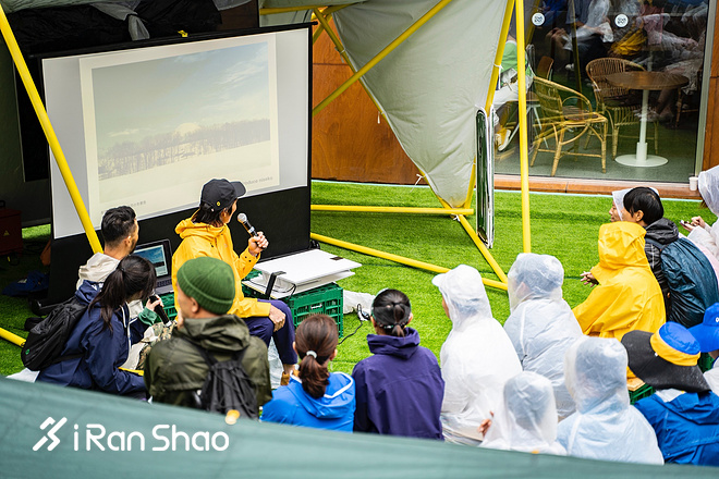 台风中的安高若运动市集