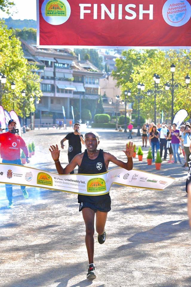 多哈世锦赛现感人一幕 运动员互相搀扶完赛|跑圈十件事