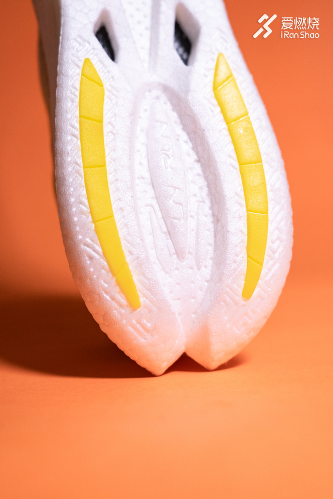 开箱 | 雷声大 步点更大 李宁䨻飞电竞速跑鞋