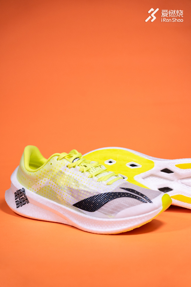 开箱 | 雷声大 步点更大 李宁䨻飞电竞速跑鞋