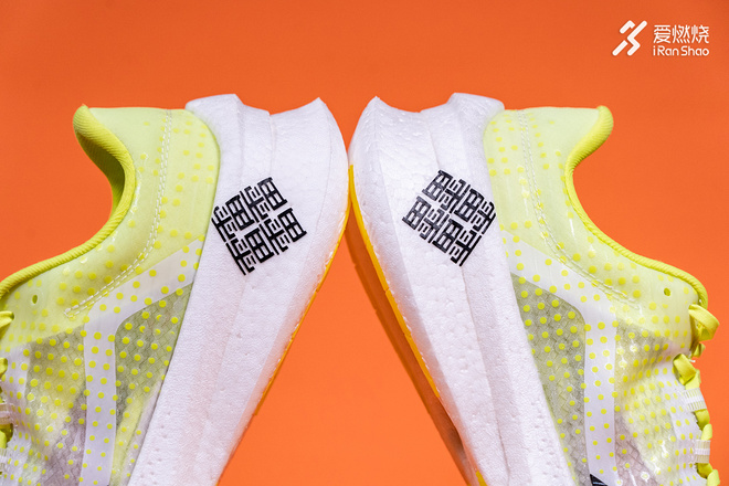 开箱 | 雷声大 步点更大 李宁䨻飞电竞速跑鞋