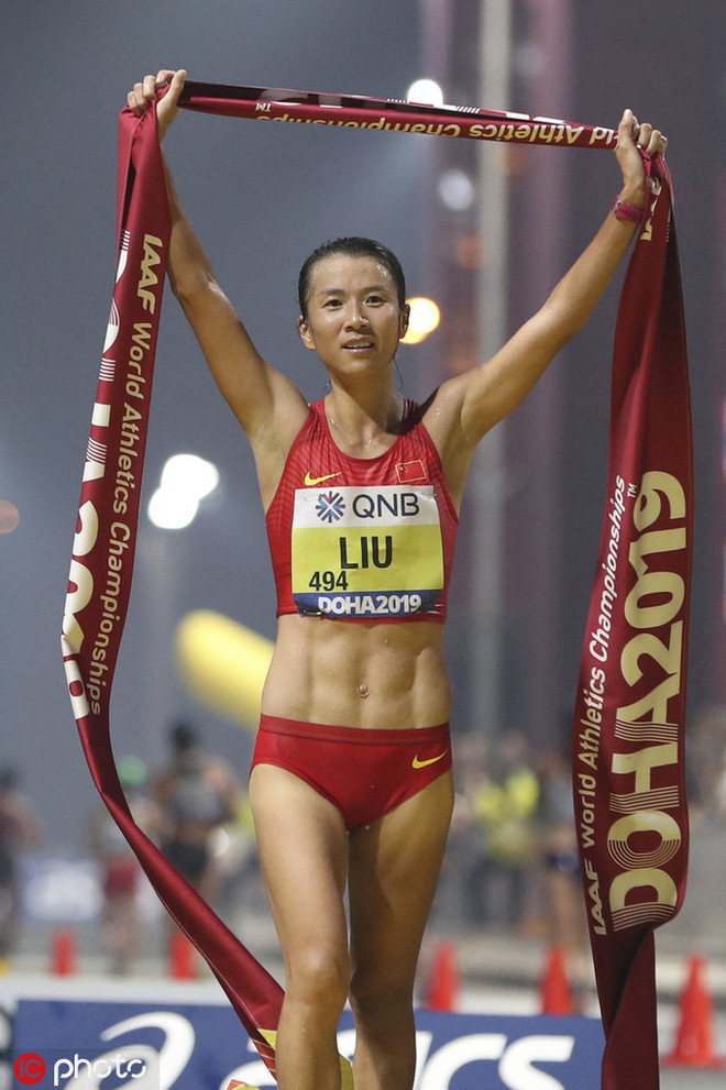 多哈世锦赛现感人一幕 运动员互相搀扶完赛|跑圈十件事