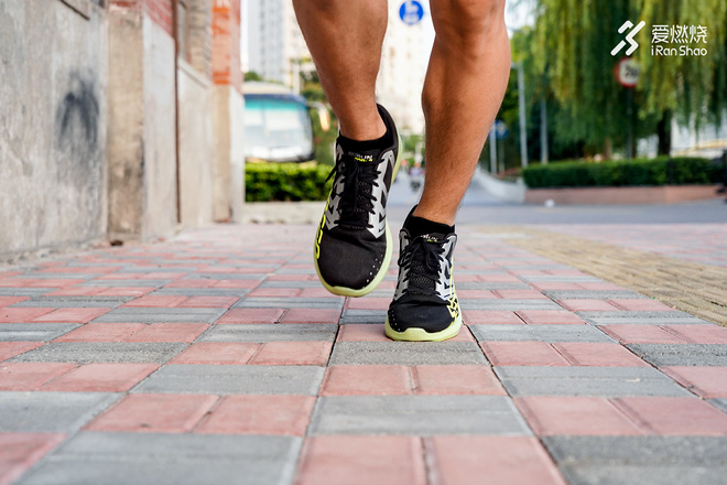 跑鞋 | 隐藏的尖峰时刻 Skechers GOrun Razor 3 Hyper