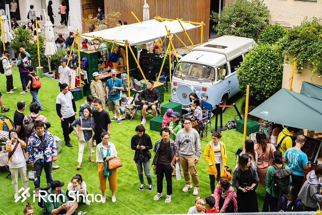 台风中的安高若运动市集