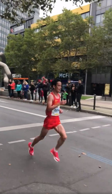 多哈世锦赛现感人一幕 运动员互相搀扶完赛|跑圈十件事