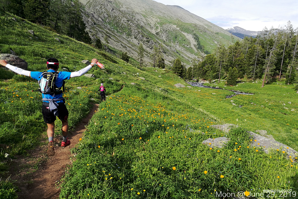 纵情奔跑在鲜花盛开的诗意远方｜2019喀纳斯超级越野赛