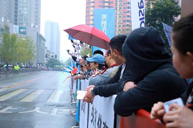 风雨中，西安马拉松燃爆全城！