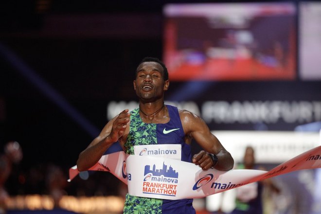 59岁大爷2小时27分完赛法马 携爱子创父子马拉松世界纪录