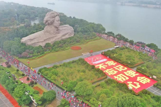 2019长沙国际马拉松雨中火辣开跑！驰骋一江两岸，感受星城巨变！
